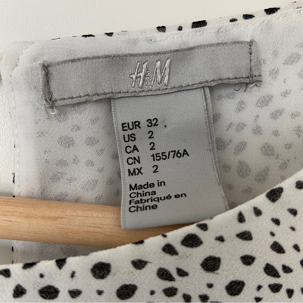 H&M WHITE/BLACK POLKA DOT SLEEVELESS TOP/BLOUSE WITH RUFFLE DETAILS/KEYHOLE, 2 - Picture 5 of 12
